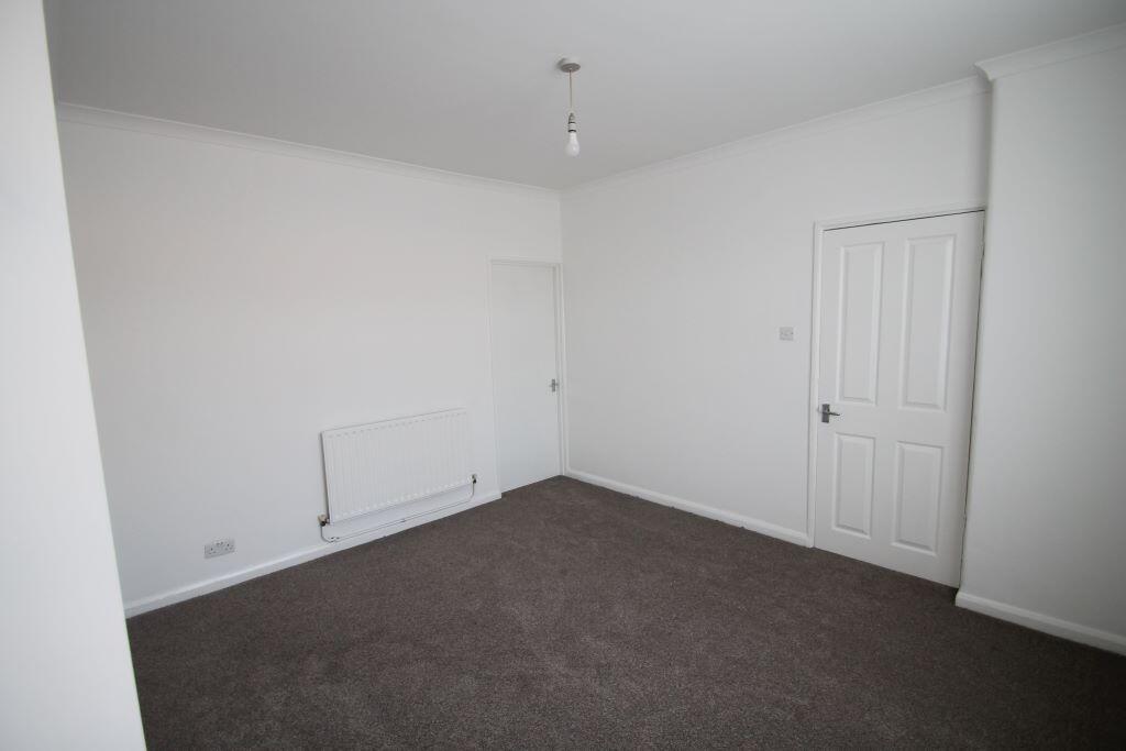 2 bed property in Rowdowns Road, Dagenham